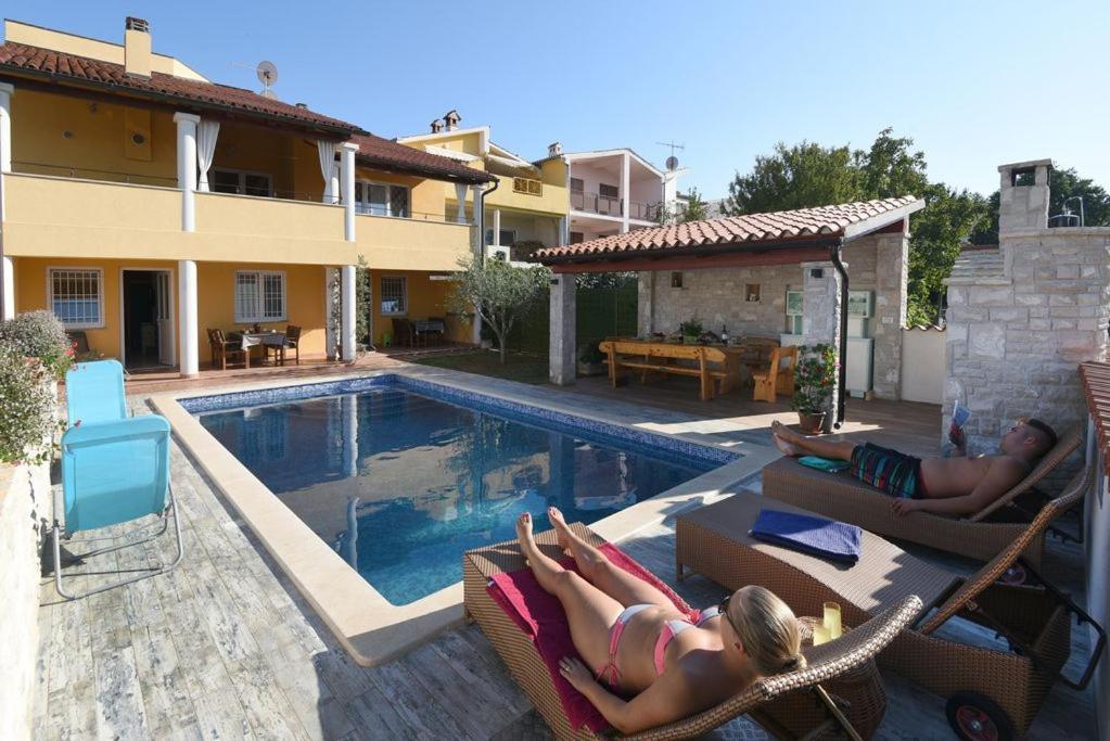 Villa Ulika - 3 Apt For 4 Persons Пула Экстерьер фото